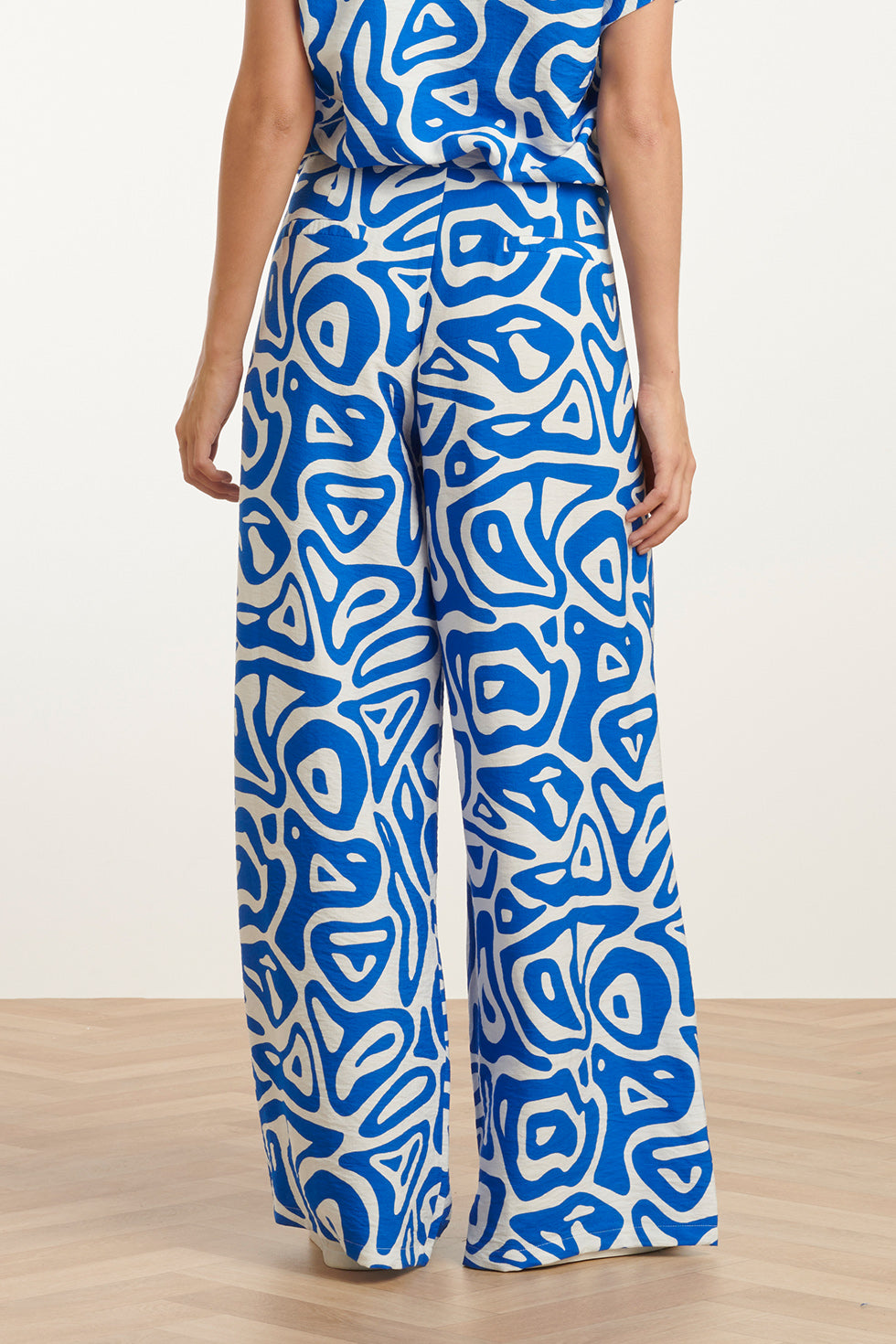 25004 Wijde Broek Met Blauwe En Witte Abstracte Print