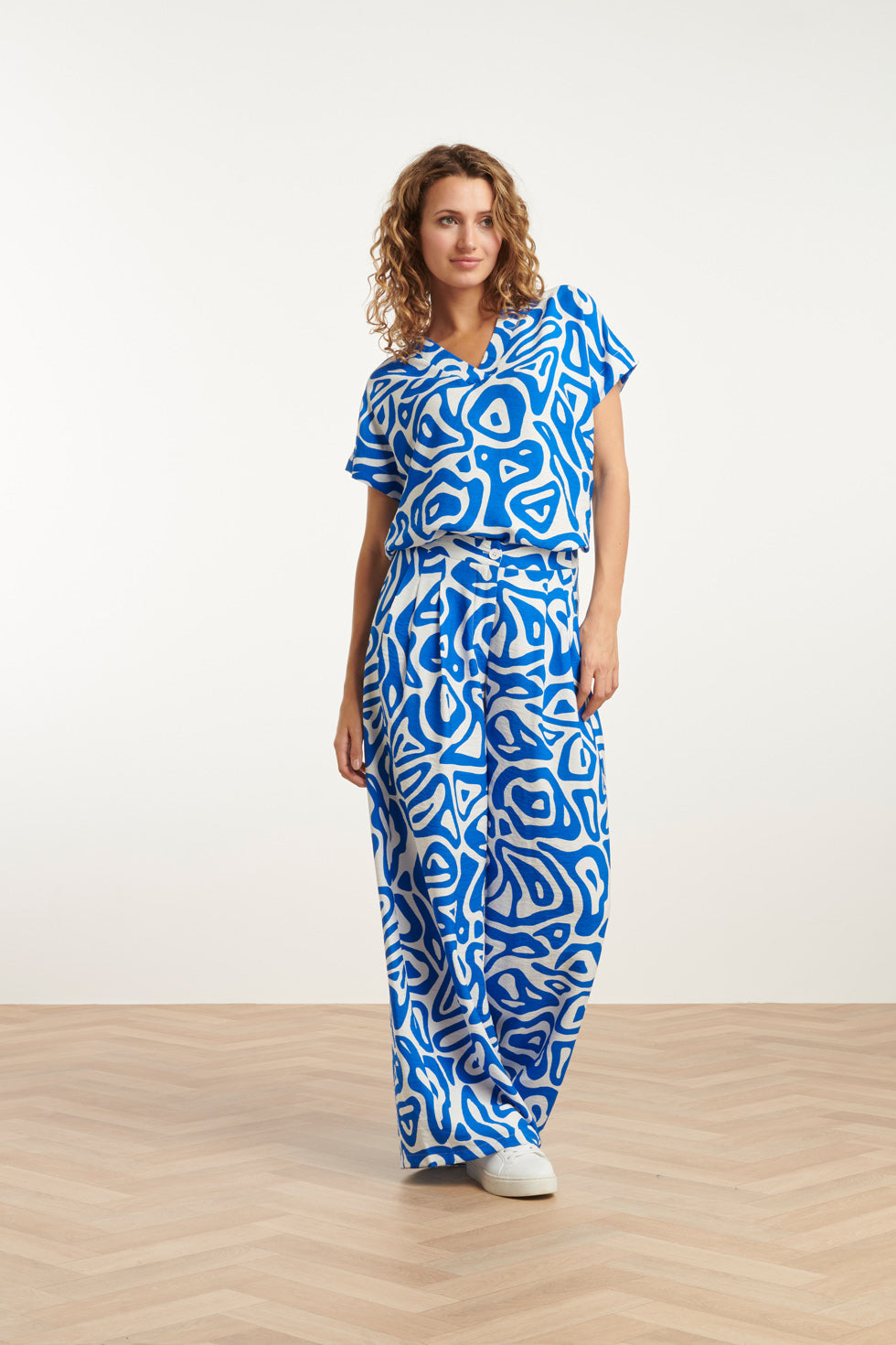 25004 Wijde Broek Met Blauwe En Witte Abstracte Print