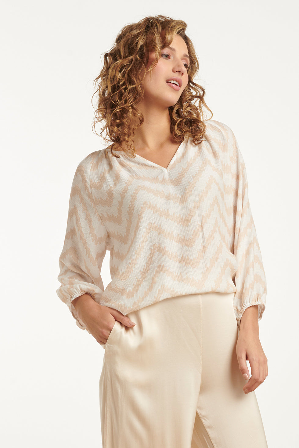 25013 Zachte En Vloeiende 3/4 Mouw Top Met Zigzag Print