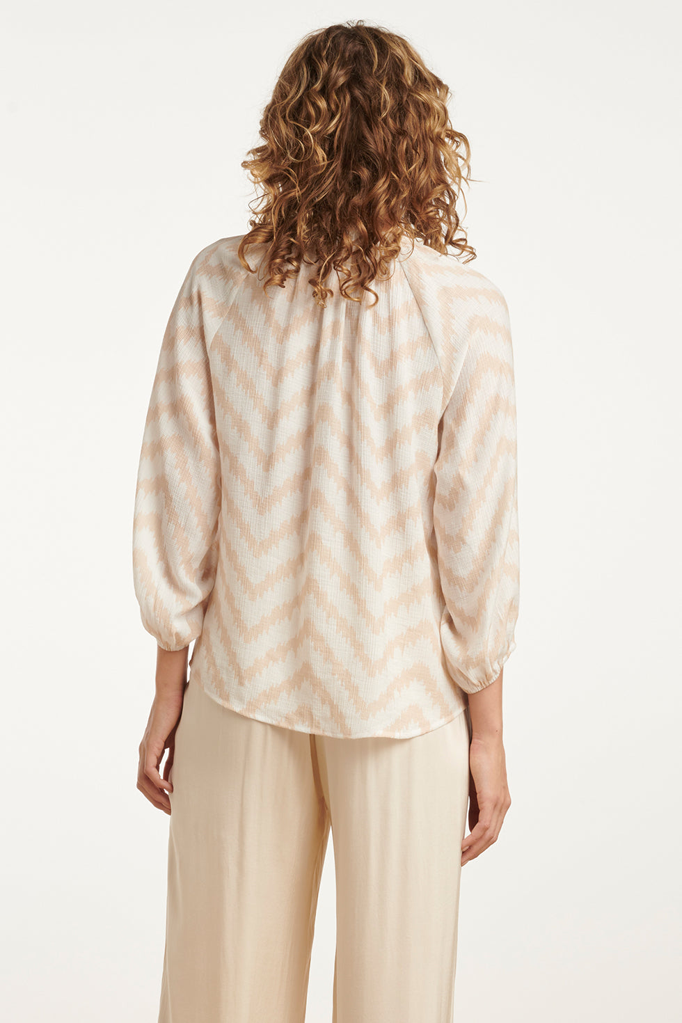 25013 Zachte En Vloeiende 3/4 Mouw Top Met Zigzag Print