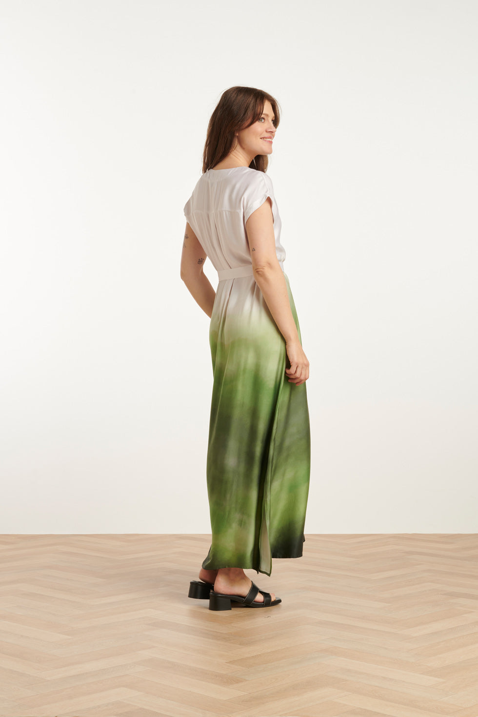 25024 Midi Jurk Met V-Paneel En Ombre Print – Groen & Off-White