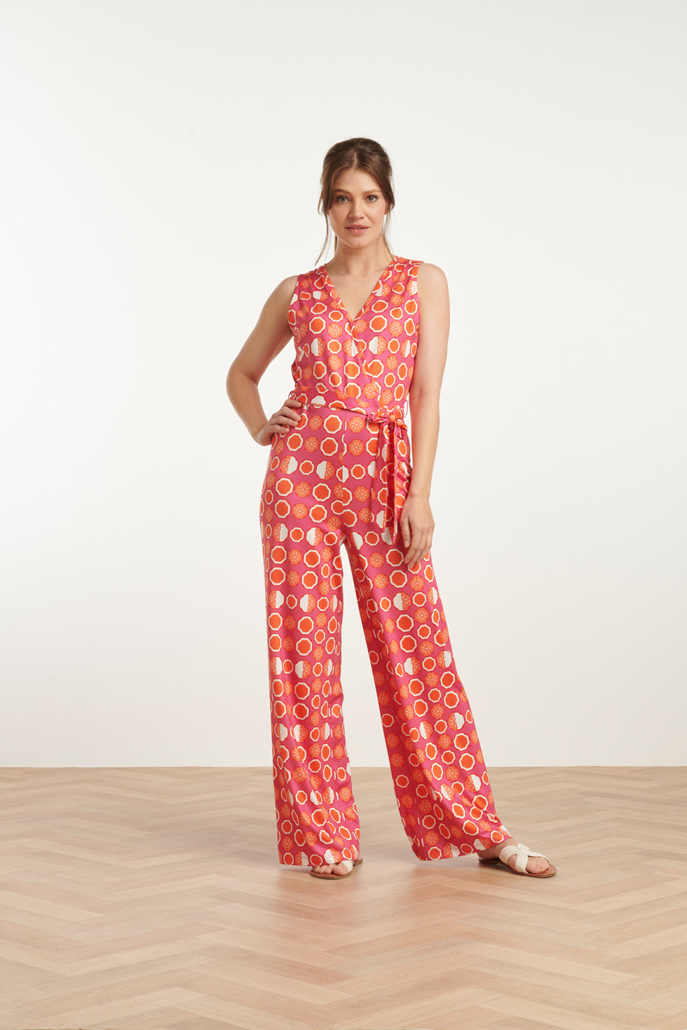 25025 V-Hals Jumpsuit Met Grafische Oranje Fruitprint