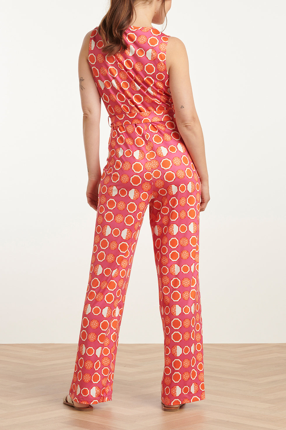 25025 V-Hals Jumpsuit Met Grafische Oranje Fruitprint