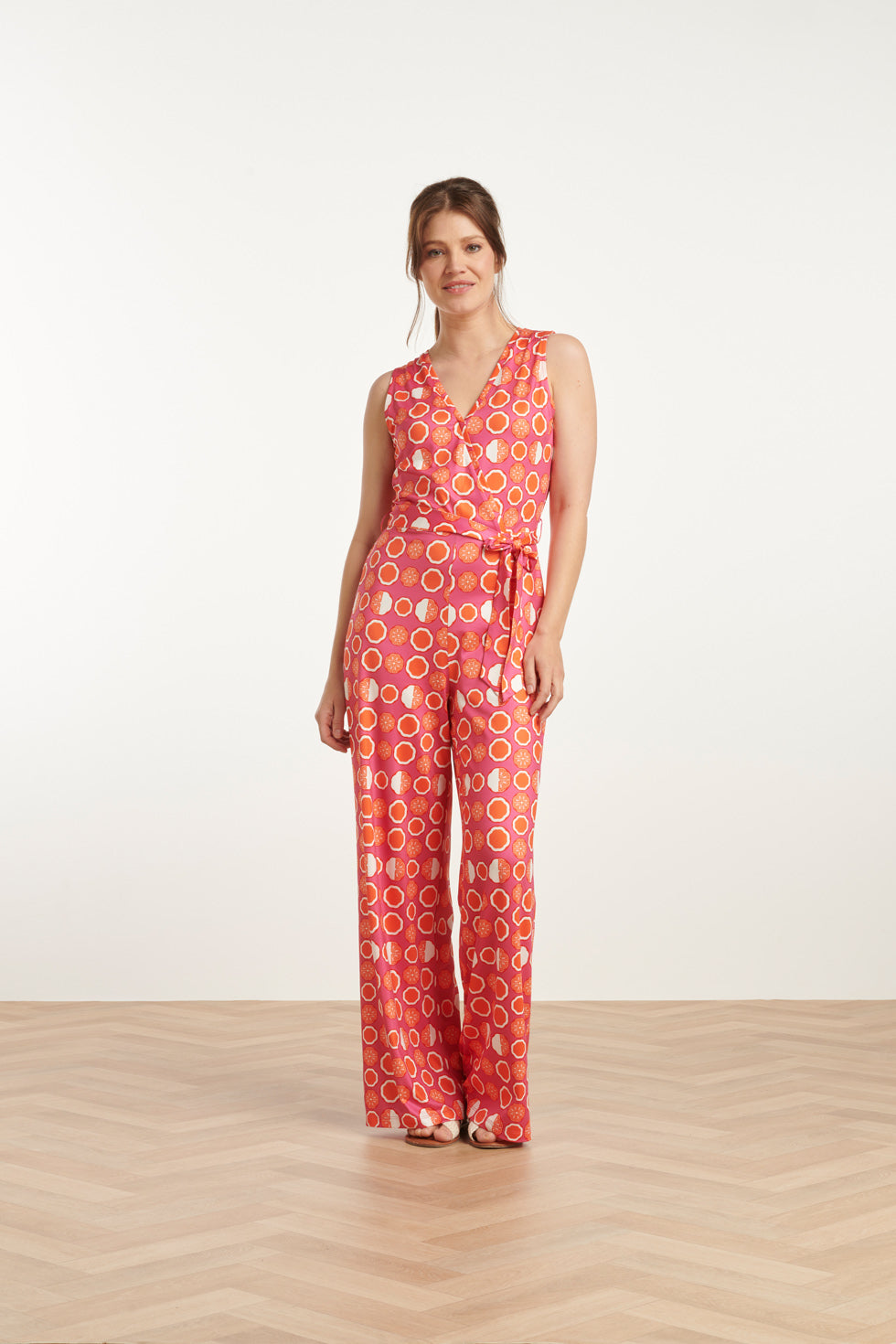 25025 V-Hals Jumpsuit Met Grafische Oranje Fruitprint