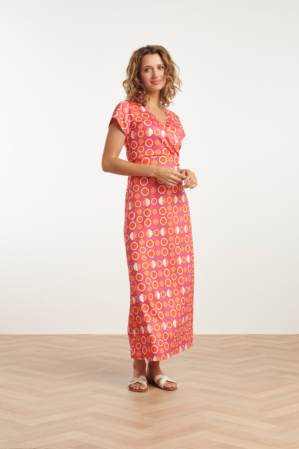 25026 Maxi Jurk Met V-Hals Met Oranje Fruitprint