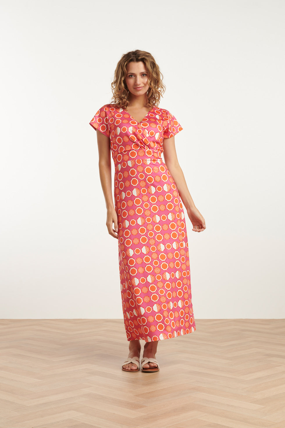 25026 Maxi Jurk Met V-Hals Met Oranje Fruitprint