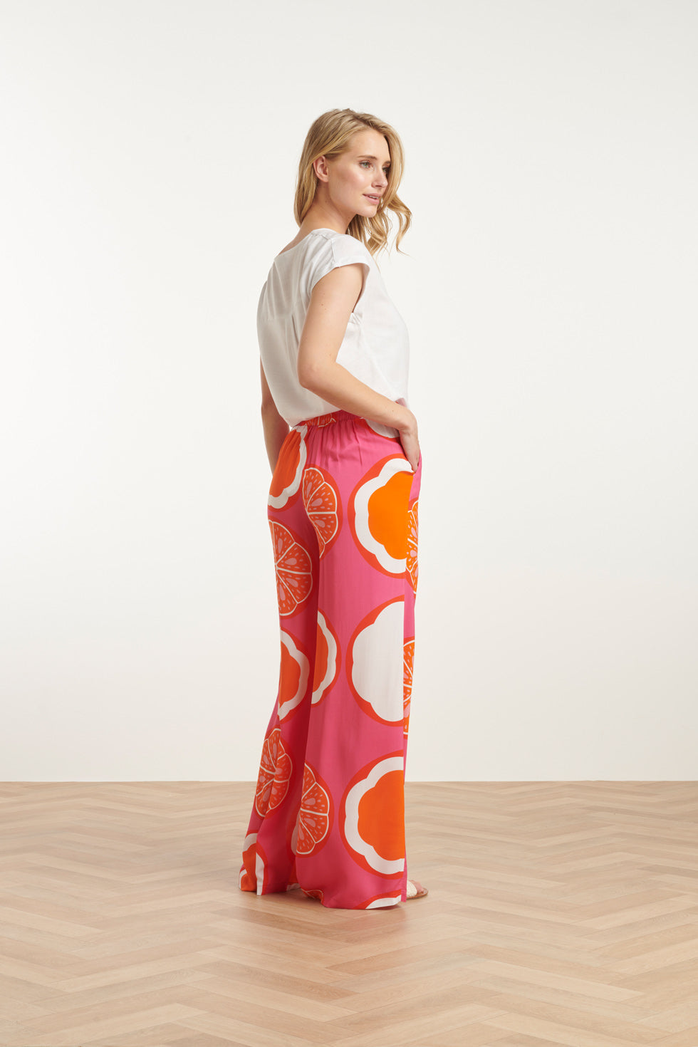 25027 Wide-Leg Broek Met Oranje Fruitprint