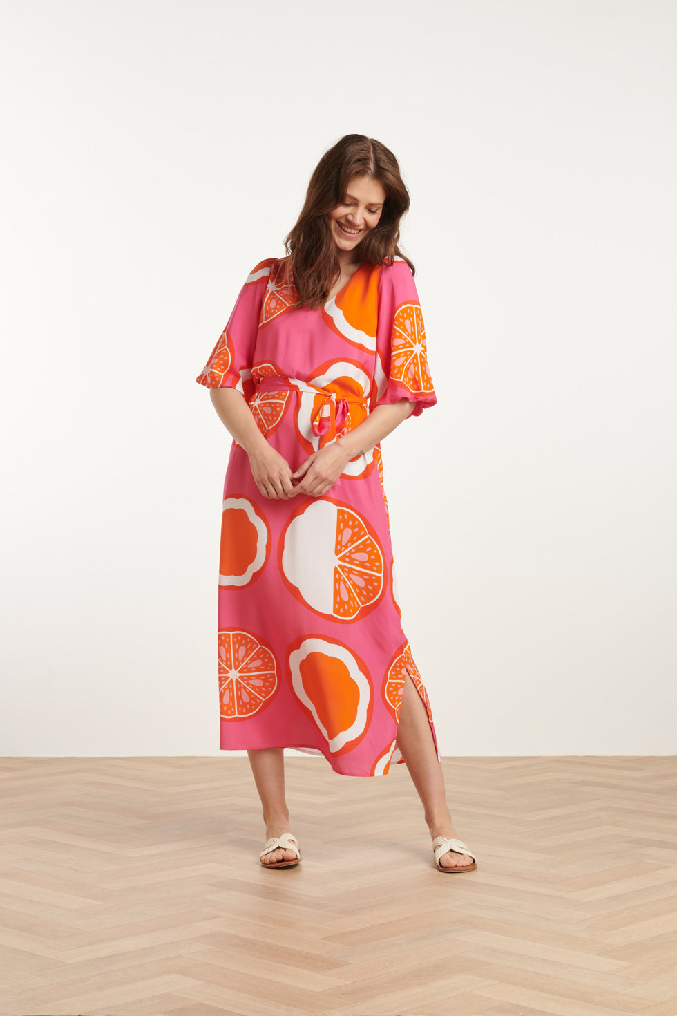 25028 V-Neck Midi Jurk Met Ballonmouwen En Grafisch Oranje Fruitprint