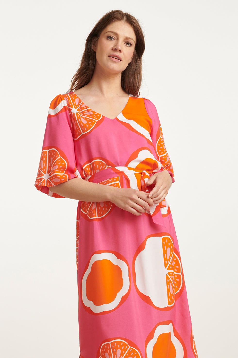 25028 V-Neck Midi Jurk Met Ballonmouwen En Grafisch Oranje Fruitprint