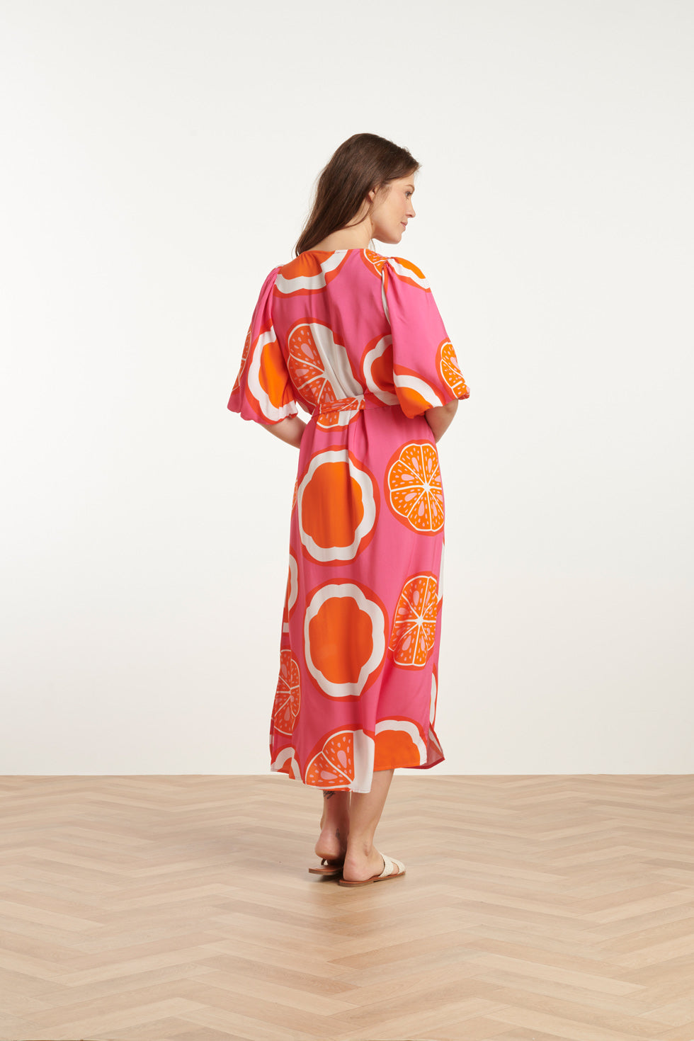 25028 V-Neck Midi Jurk Met Ballonmouwen En Grafisch Oranje Fruitprint