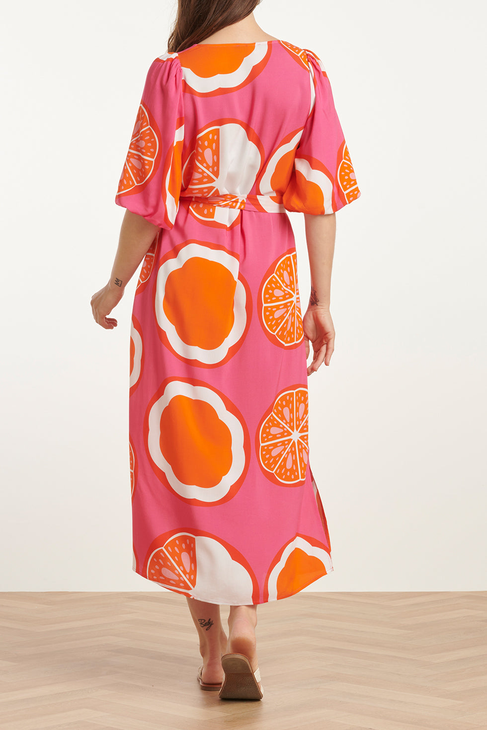 25028 V-Neck Midi Jurk Met Ballonmouwen En Grafisch Oranje Fruitprint