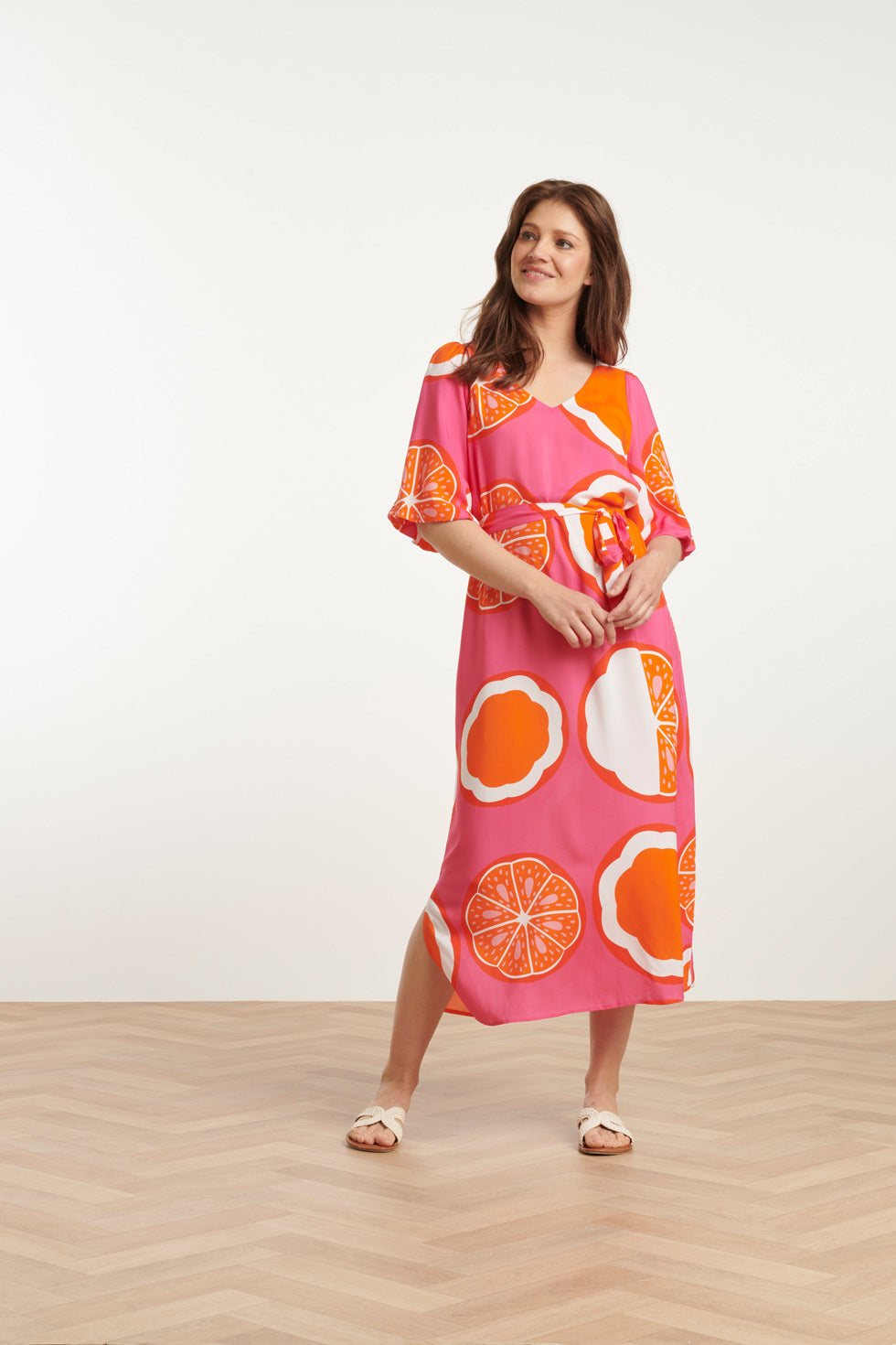 25028 V-Neck Midi Jurk Met Ballonmouwen En Grafisch Oranje Fruitprint