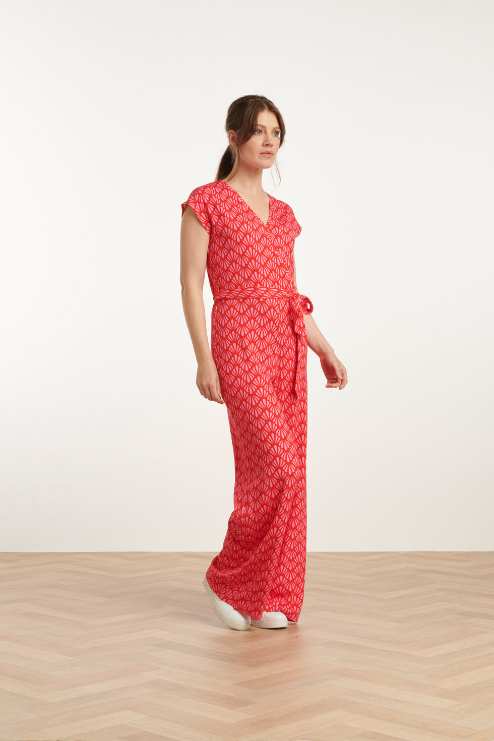 25039 V-Vormige Jumpsuit Met Overlappende Halslijn En Schelpprint In Roze En Rood