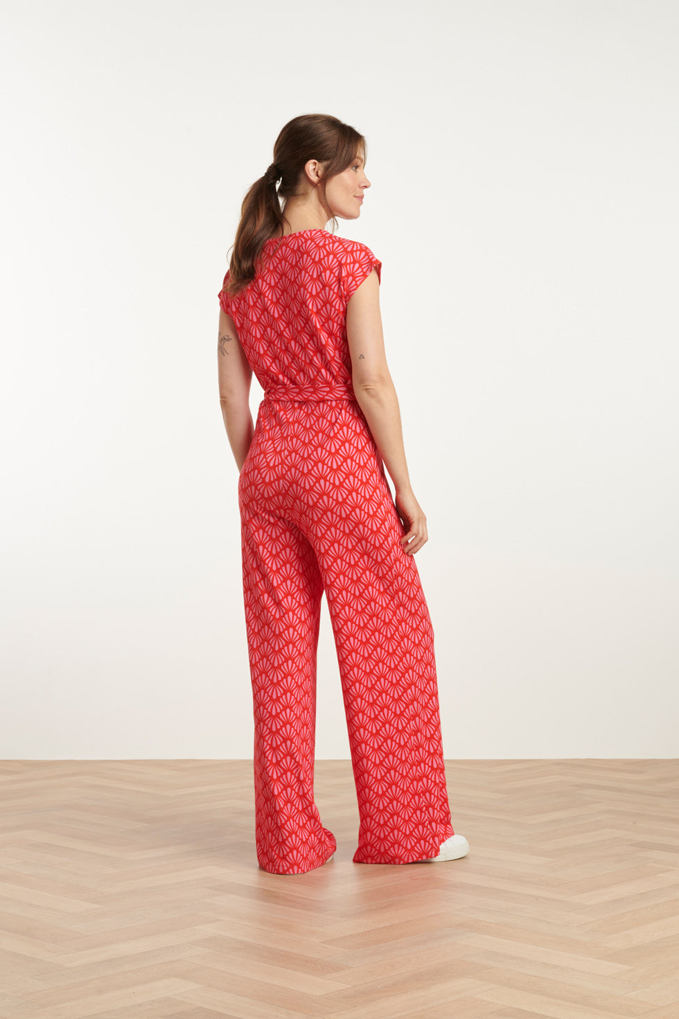 25039 V-Vormige Jumpsuit Met Overlappende Halslijn En Schelpprint In Roze En Rood