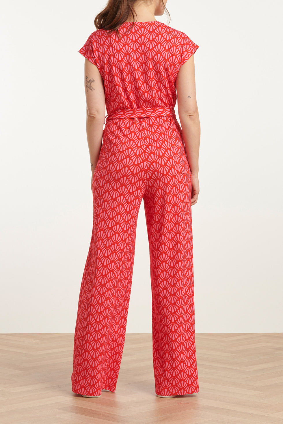 25039 V-Vormige Jumpsuit Met Overlappende Halslijn En Schelpprint In Roze En Rood