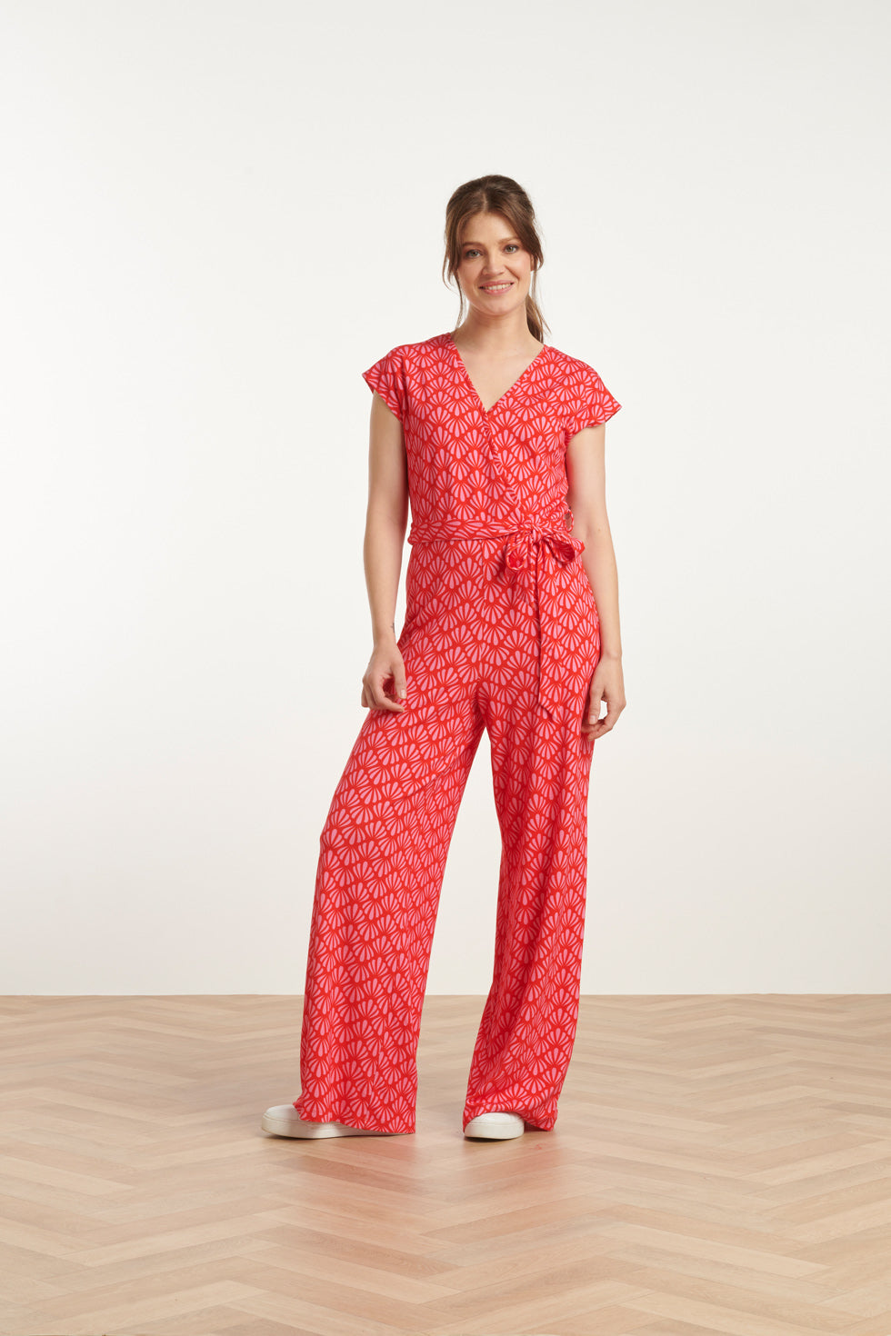 25039 V-Vormige Jumpsuit Met Overlappende Halslijn En Schelpprint In Roze En Rood