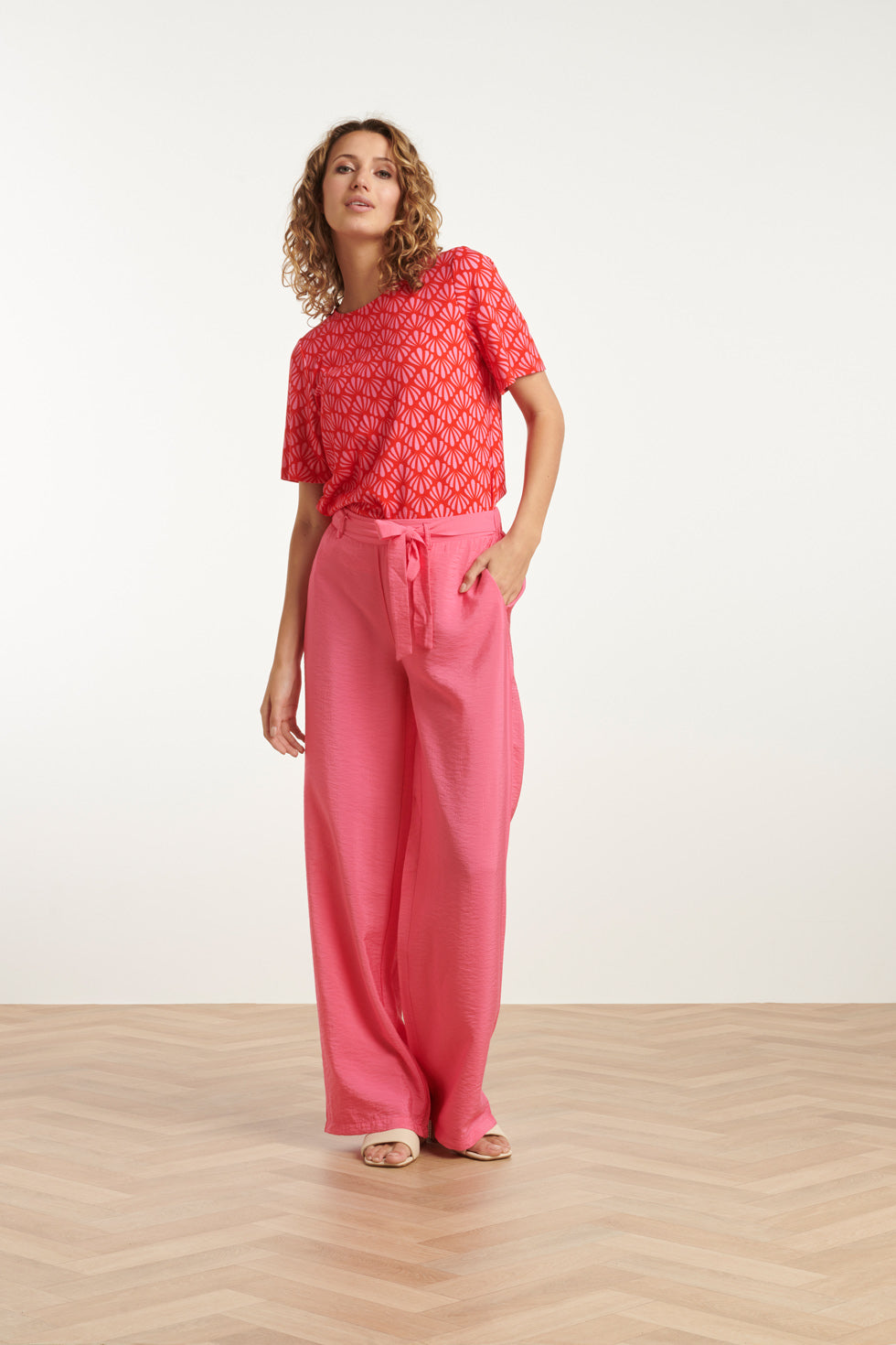 25040 Stretchy Rondhals Top Met Schelpprint In Roze En Rood