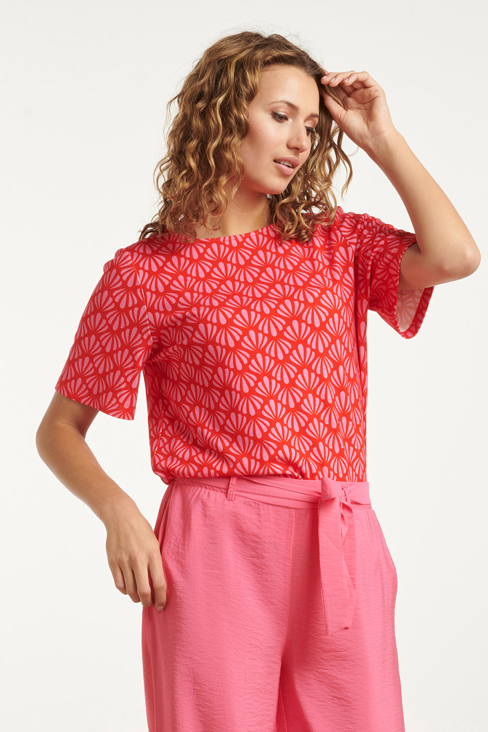 25040 Stretchy Rondhals Top Met Schelpprint In Roze En Rood