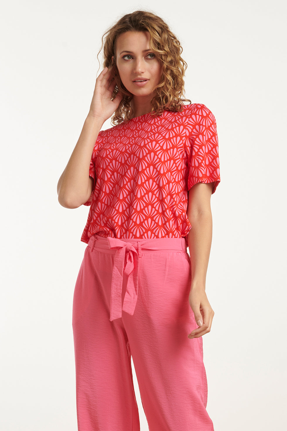 25040 Stretchy Rondhals Top Met Schelpprint In Roze En Rood