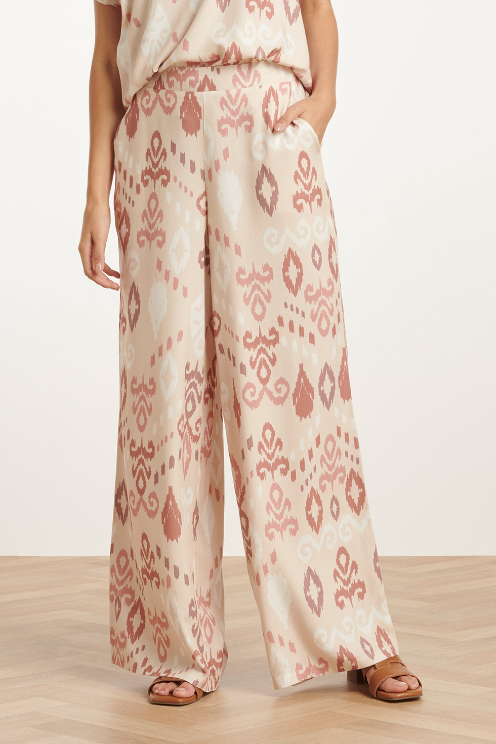 25044 Flowy Aztec Print Broek In Zand En Nude Roze Tinten