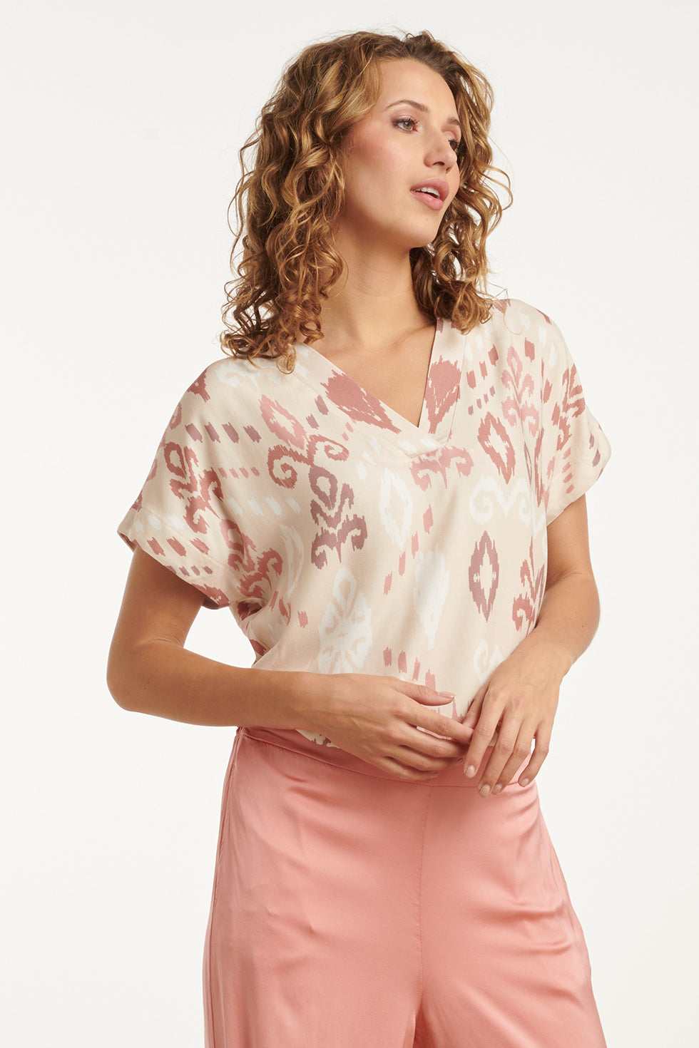 25045 V-Hals Paneel Top Met Een Groot Aztec Print In Zand- En Nude Roze Tinten