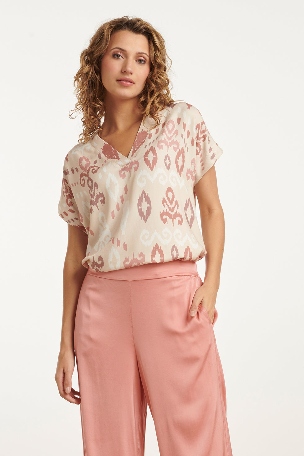 25045 V-Hals Paneel Top Met Een Groot Aztec Print In Zand- En Nude Roze Tinten