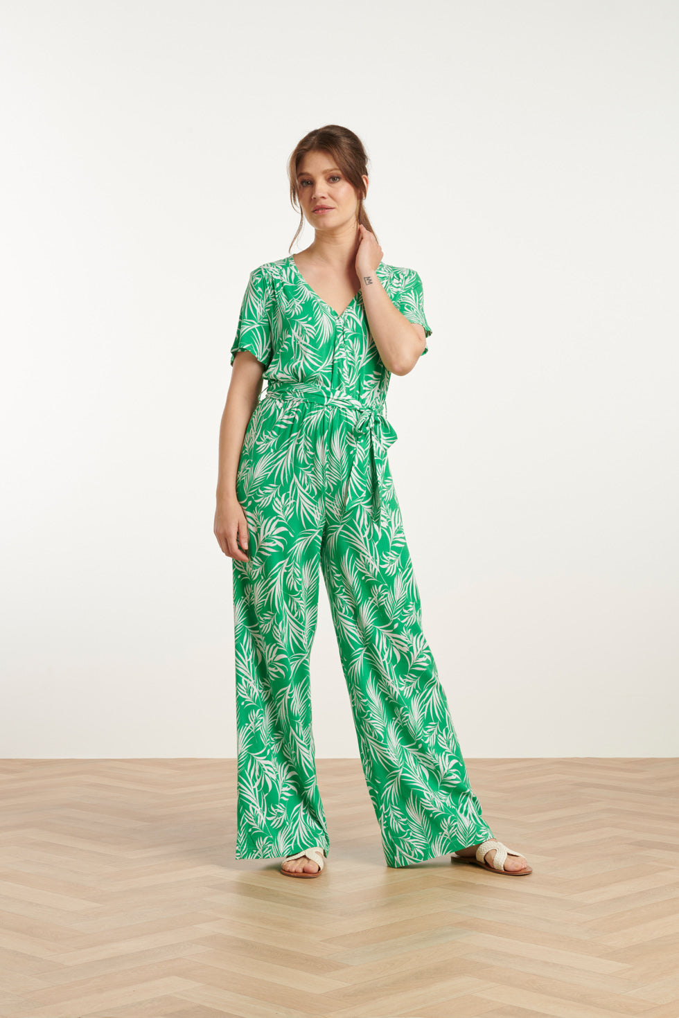 25046 Stretch Jumpsuit Met V-Hals En Bladprint In Groen En Wit