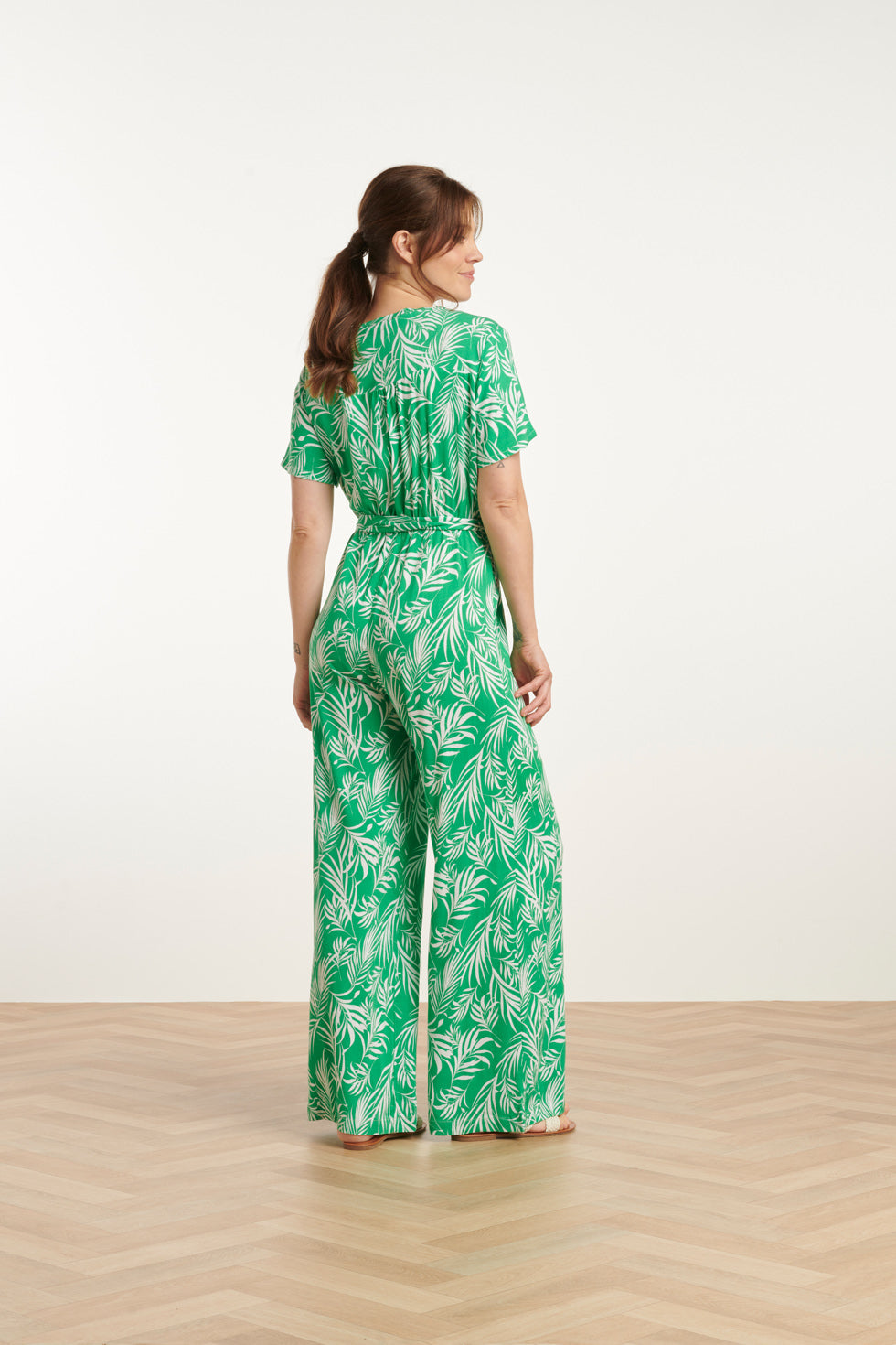 25046 Stretch Jumpsuit Met V-Hals En Bladprint In Groen En Wit