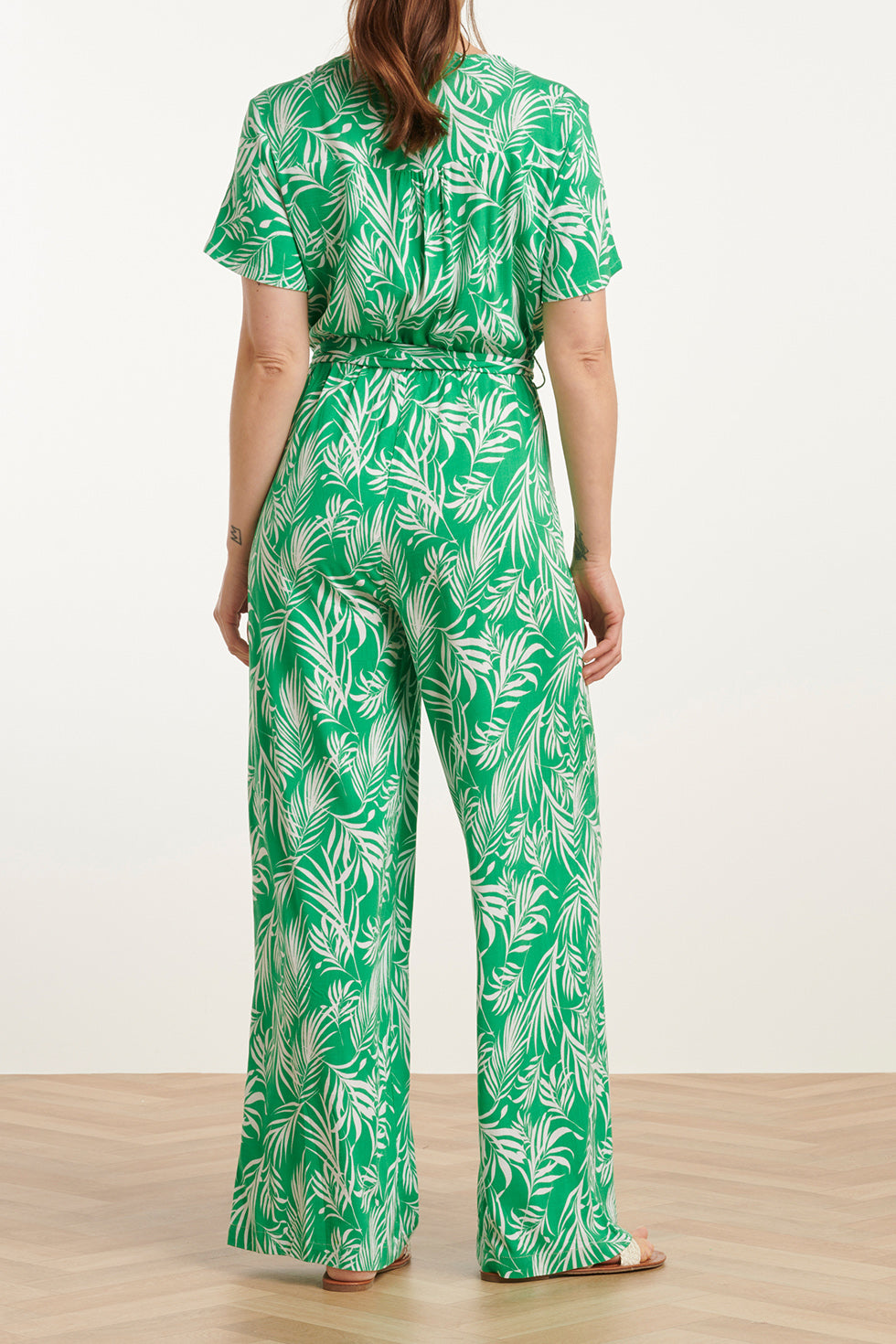 25046 Stretch Jumpsuit Met V-Hals En Bladprint In Groen En Wit