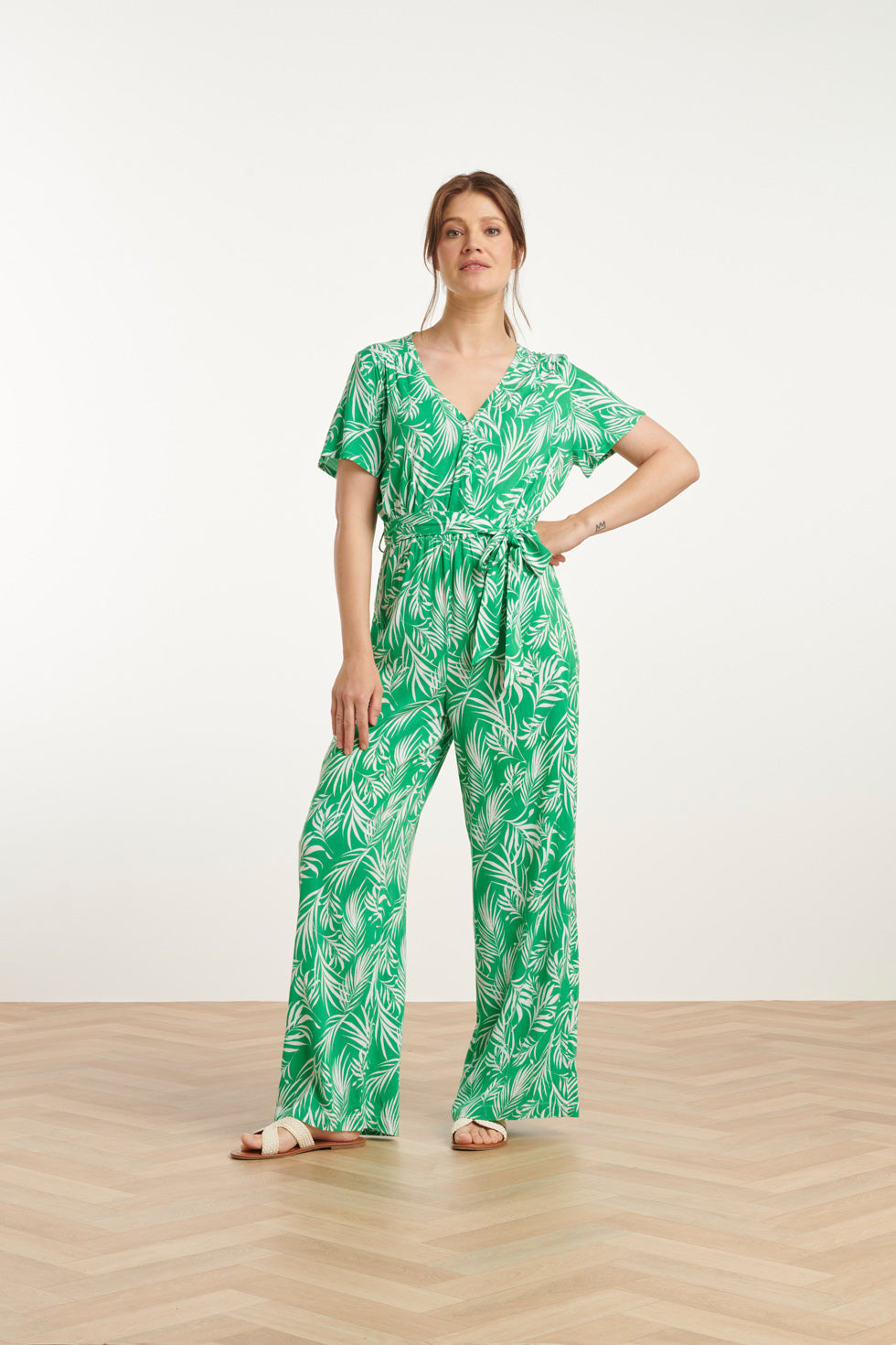 25046 Stretch Jumpsuit Met V-Hals En Bladprint In Groen En Wit