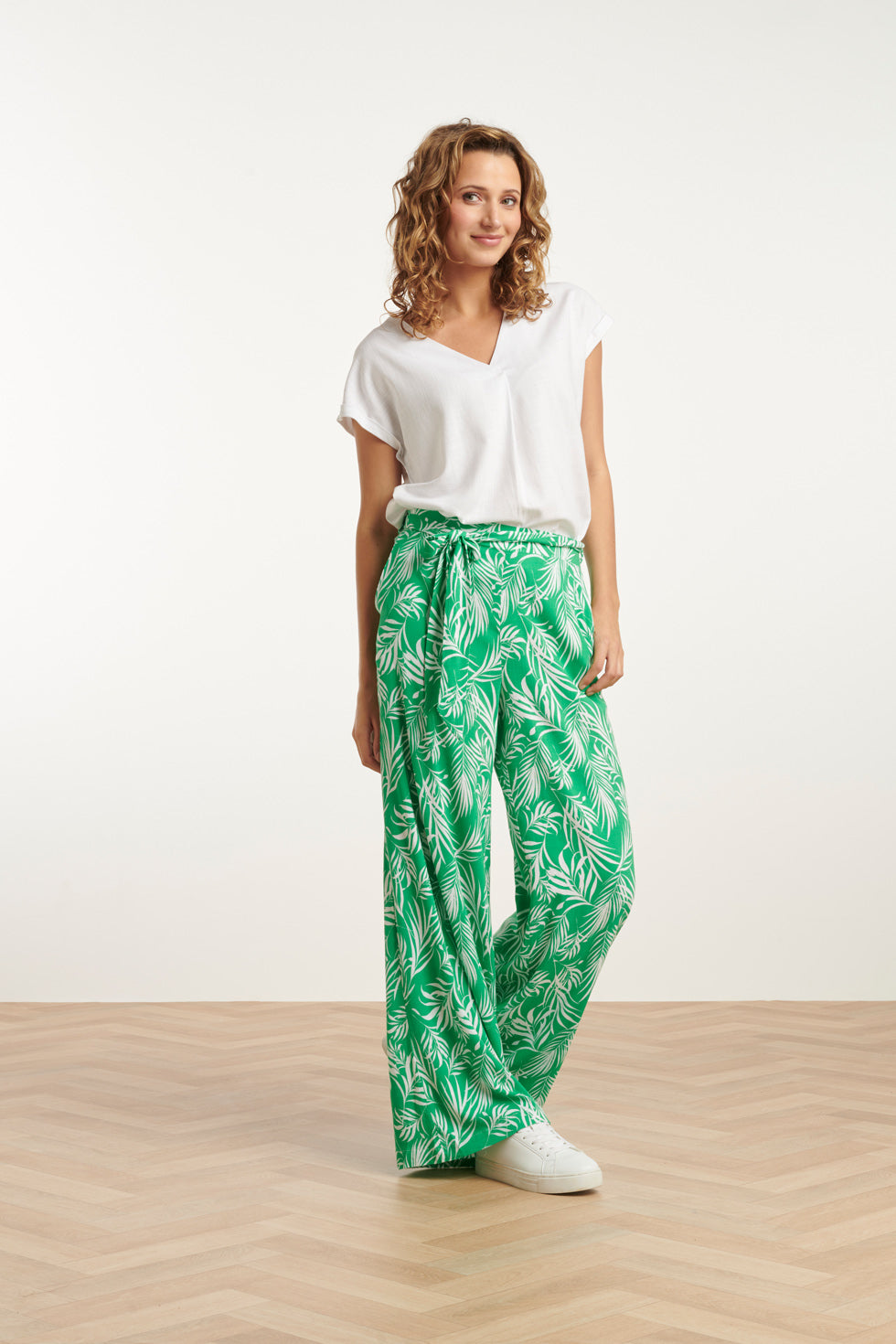 25047 Stretchy Flowy Broek Met Bladprint In Groen En Wit