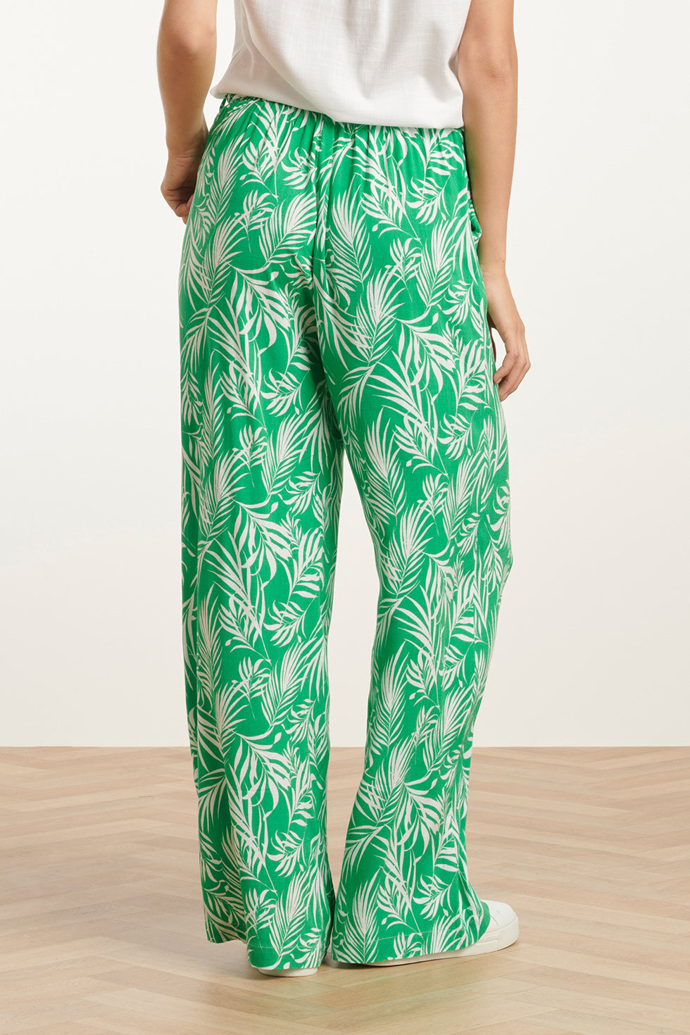 25047 Stretchy Flowy Broek Met Bladprint In Groen En Wit