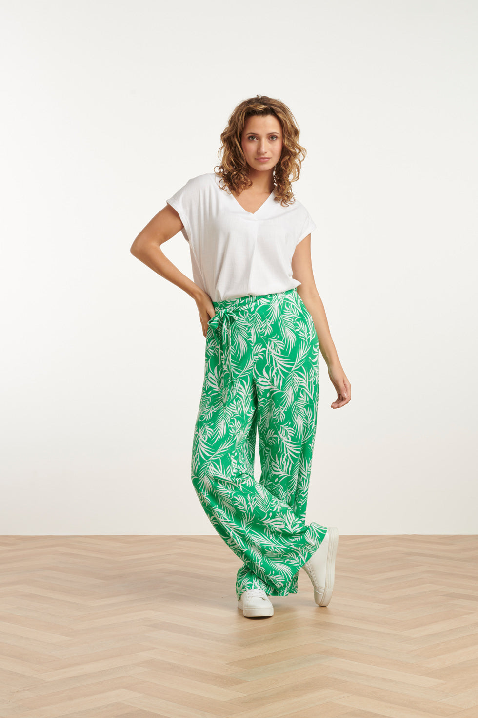 25047 Stretchy Flowy Broek Met Bladprint In Groen En Wit