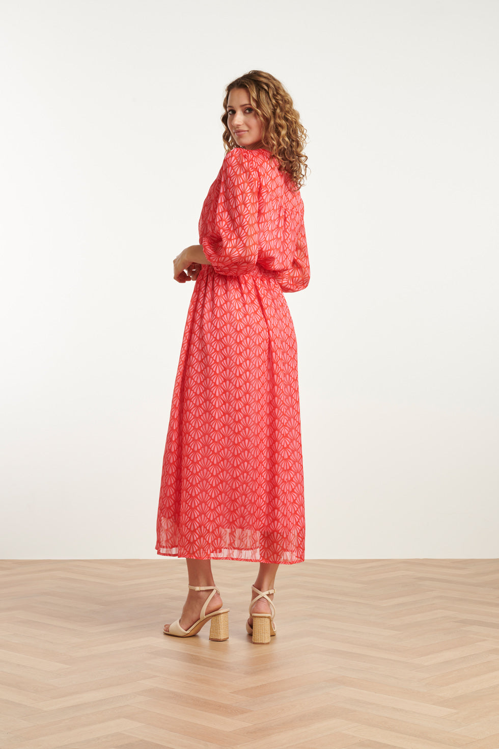 25050 Elegante Maxi Chiffon Jurk Met Rode En Roze Schelpprint