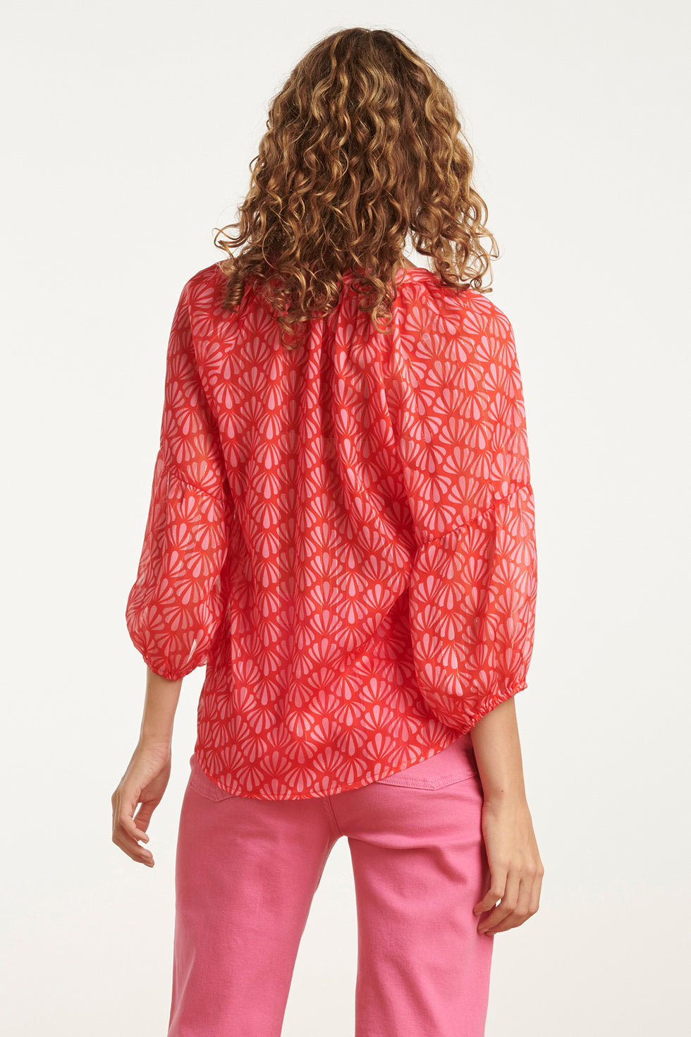 25051 Elegante Chiffon Top Met Rood-Roze Schelpprint