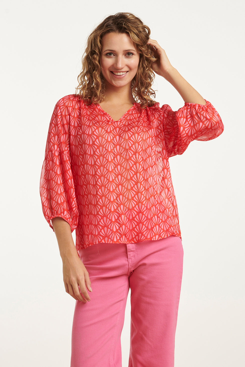 25051 Elegante Chiffon Top Met Rood-Roze Schelpprint