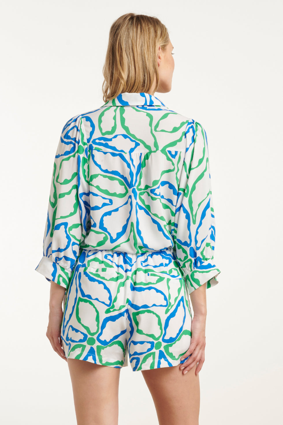 25053 Witte Top Met V-Hals En Kobaltblauwe & Groene Bloemenprint