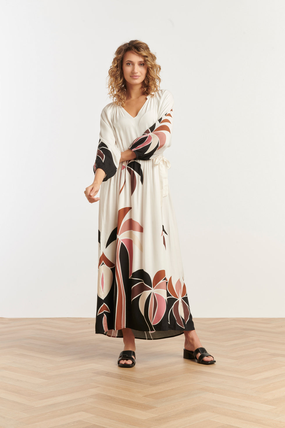 25057 Off White Flowy Maxi Jurk Met Mauve Roze En Bruin Palm Print