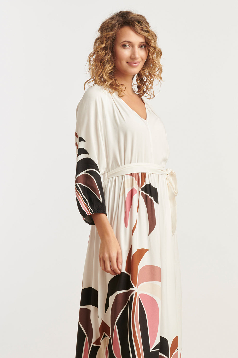 25057 Off White Flowy Maxi Jurk Met Mauve Roze En Bruin Palm Print