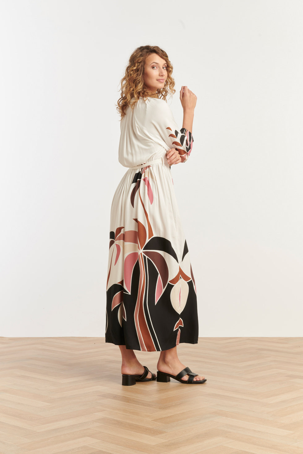 25057 Off White Flowy Maxi Jurk Met Mauve Roze En Bruin Palm Print