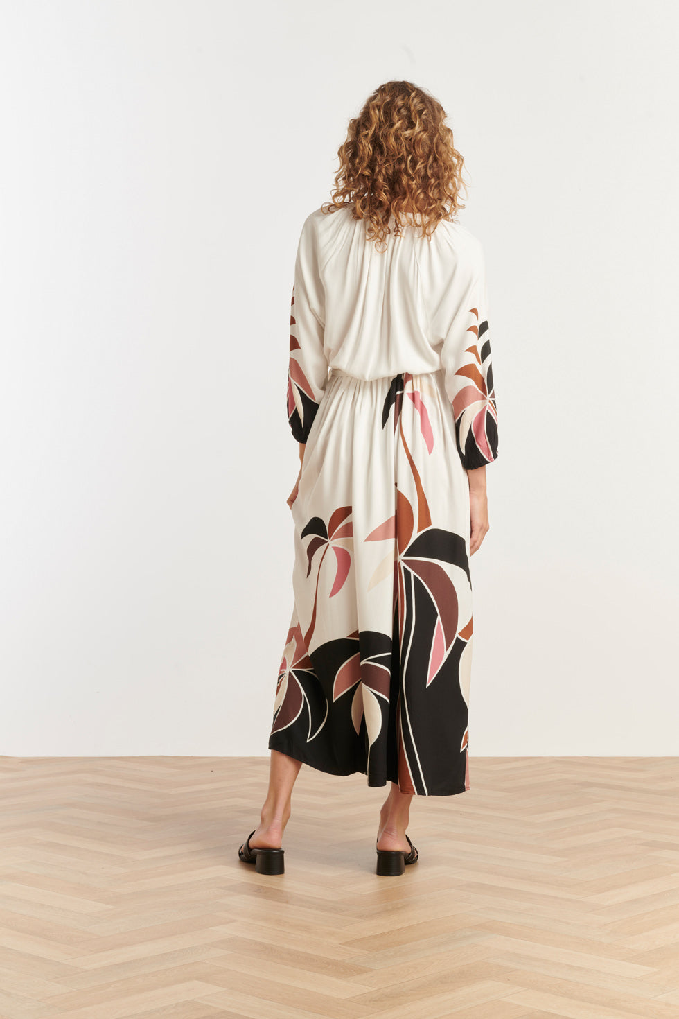 25057 Off White Flowy Maxi Jurk Met Mauve Roze En Bruin Palm Print