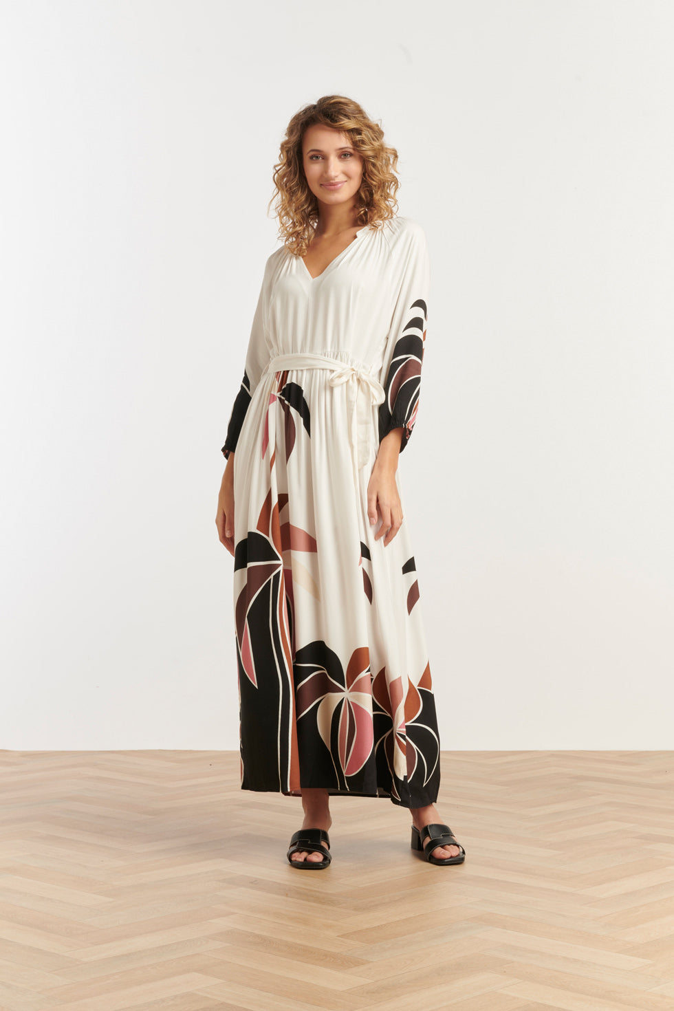 25057 Off White Flowy Maxi Jurk Met Mauve Roze En Bruin Palm Print