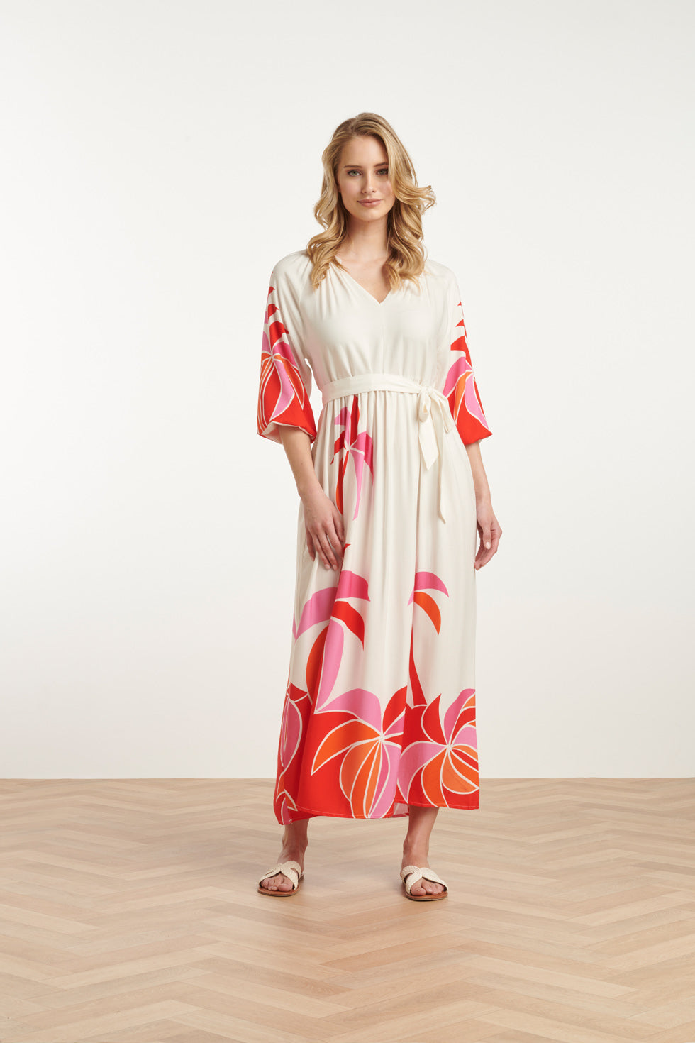 25058 Off White Flowy Maxi Jurk Met Helder Roze En Rood Palm Print