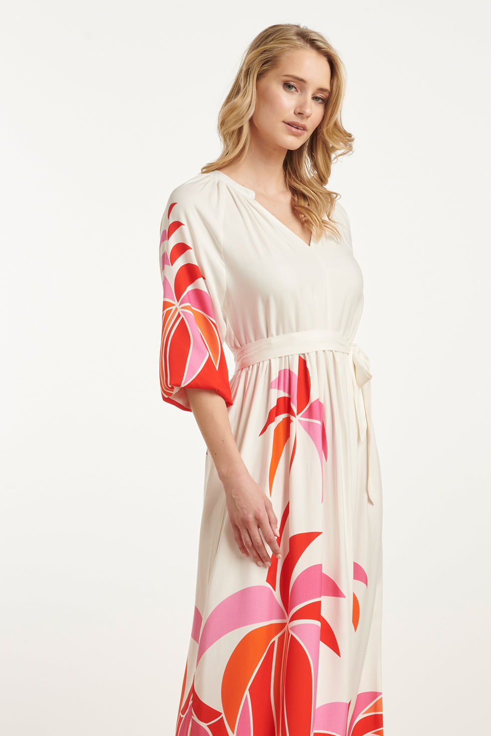 25058 Off White Flowy Maxi Jurk Met Helder Roze En Rood Palm Print