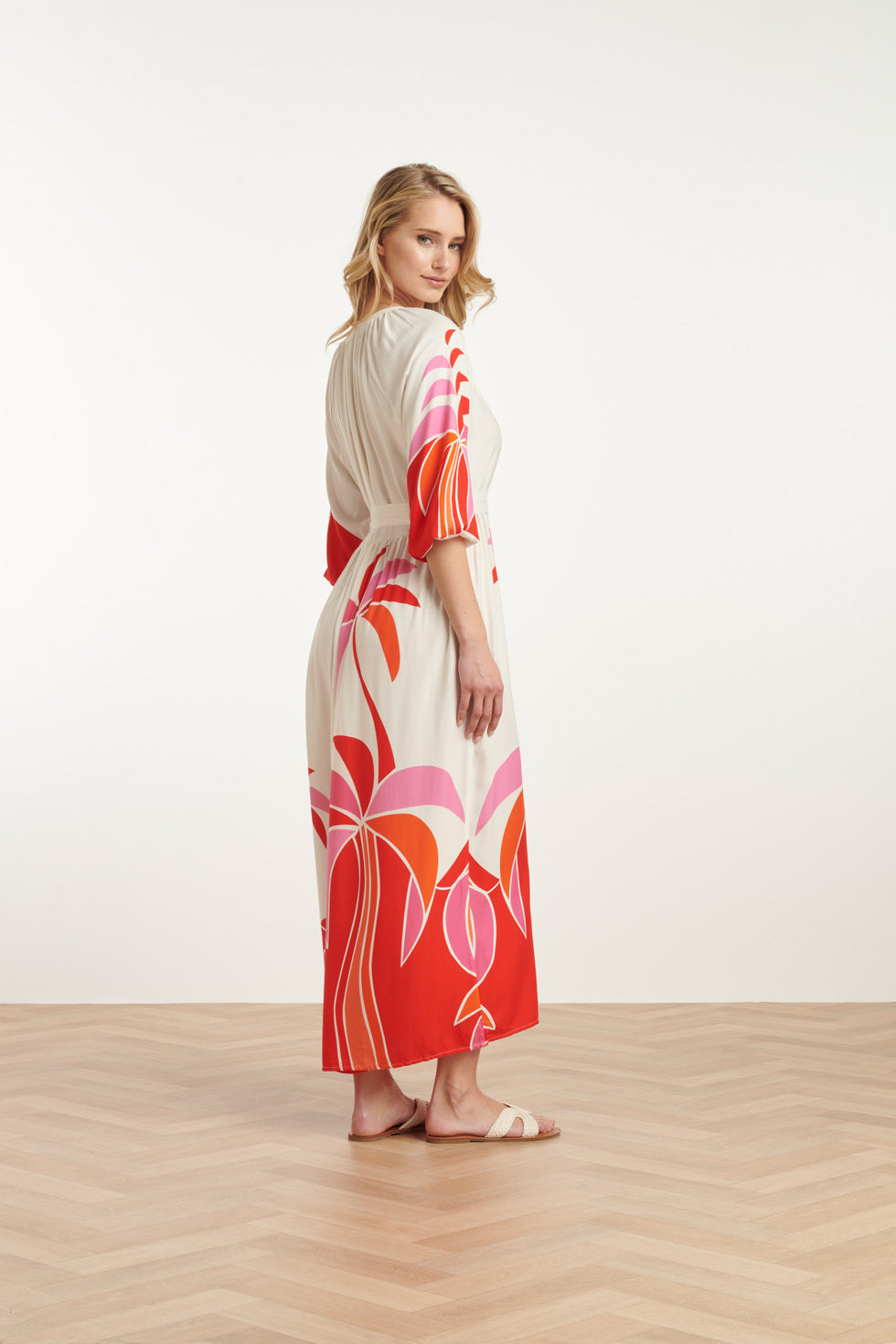 25058 Off White Flowy Maxi Jurk Met Helder Roze En Rood Palm Print