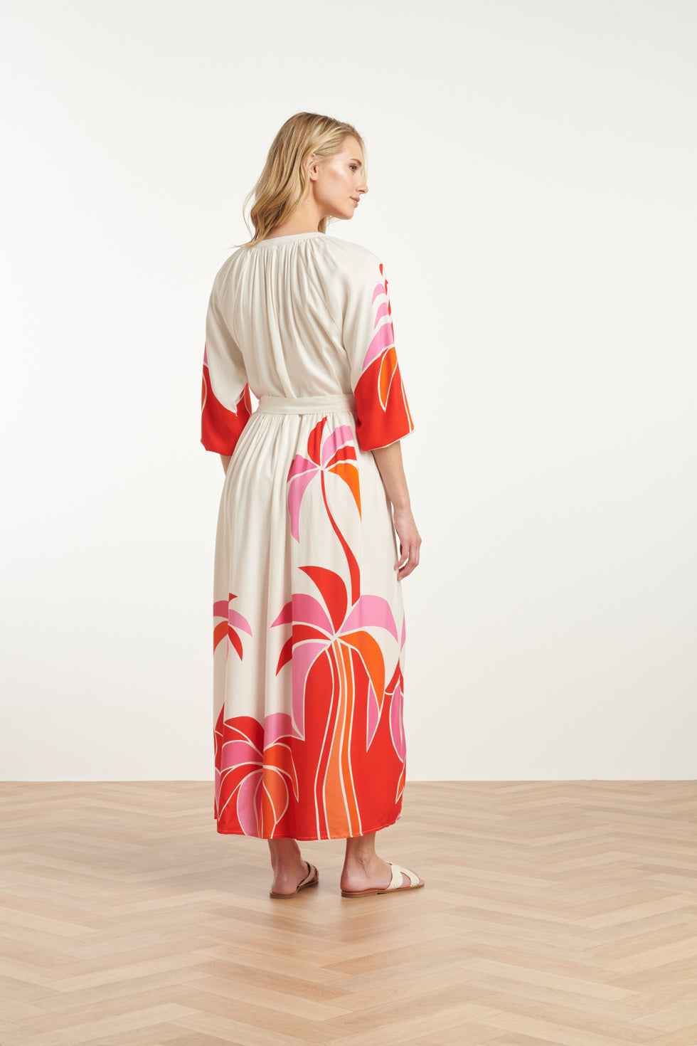 25058 Off White Flowy Maxi Jurk Met Helder Roze En Rood Palm Print