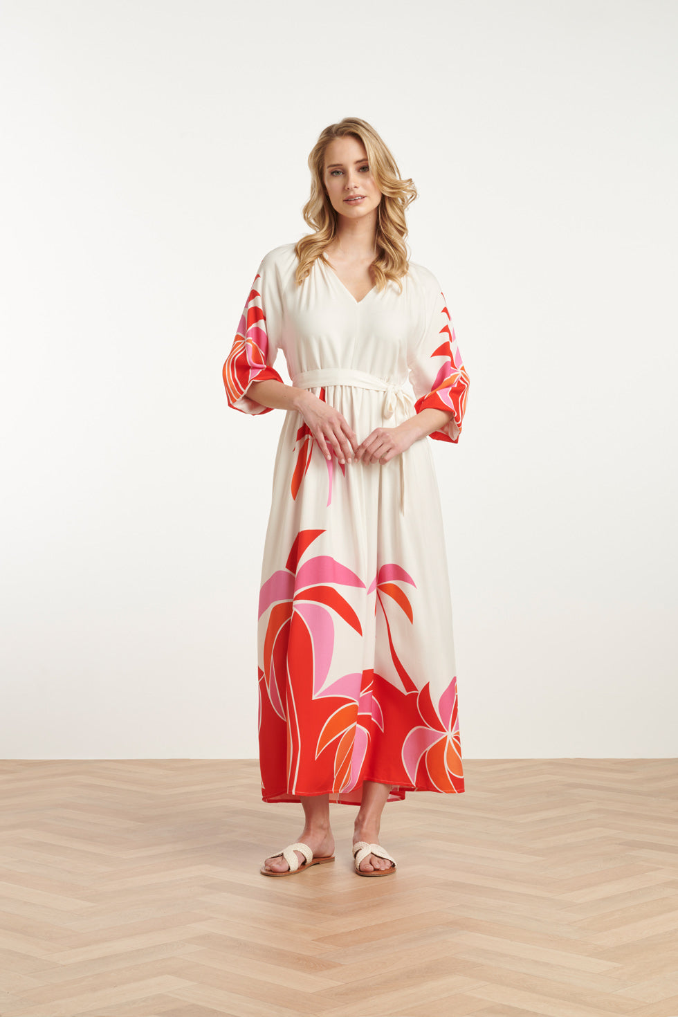 25058 Off White Flowy Maxi Jurk Met Helder Roze En Rood Palm Print