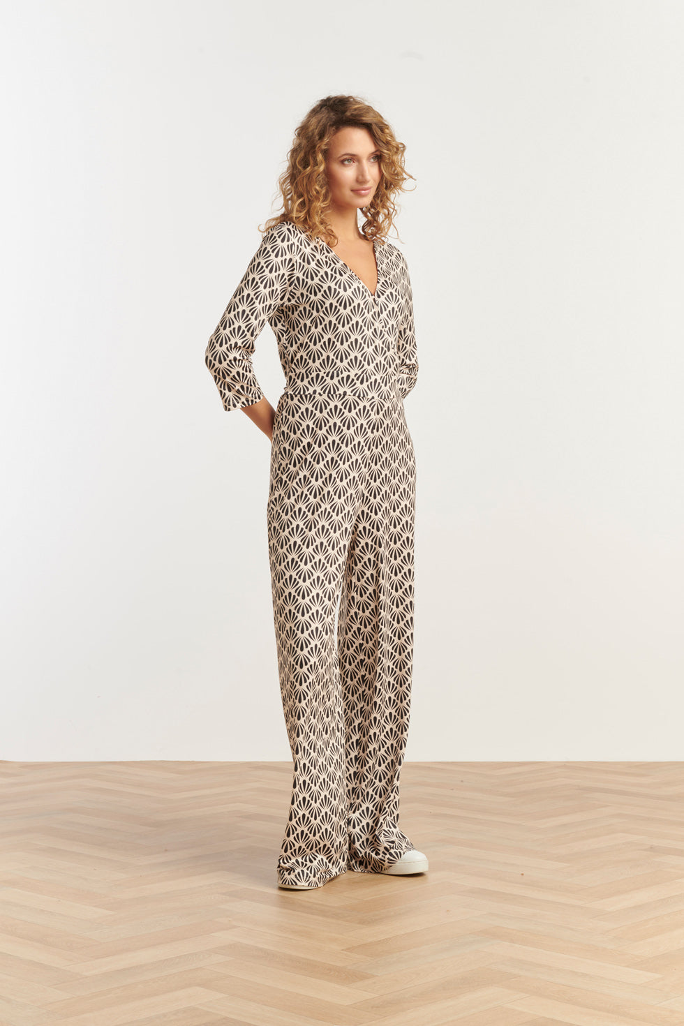 25061 Off-White En Zwarte Jumpsuit Met Schelpenprint