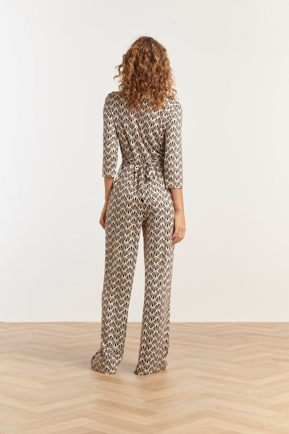 25061 Off-White En Zwarte Jumpsuit Met Schelpenprint