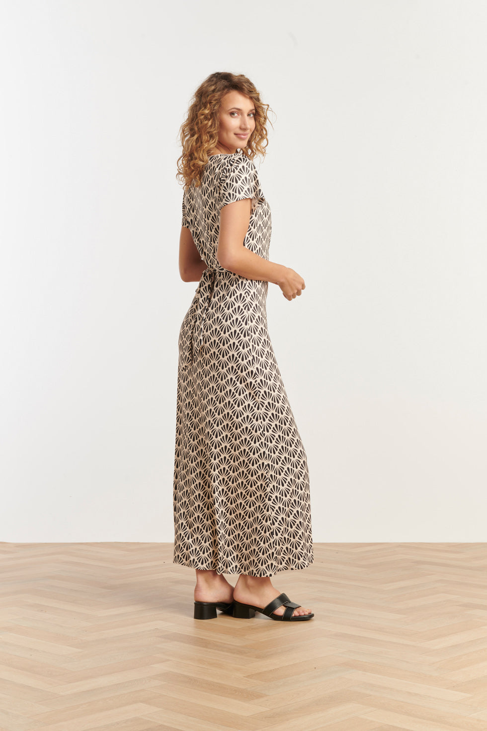 25063 Off-White En Zwarte Schelpenprint Maxi-Jurk